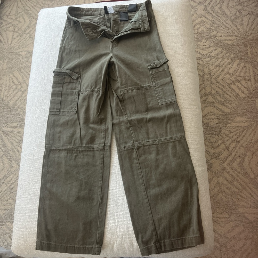 low waisted green cargo baggy pants